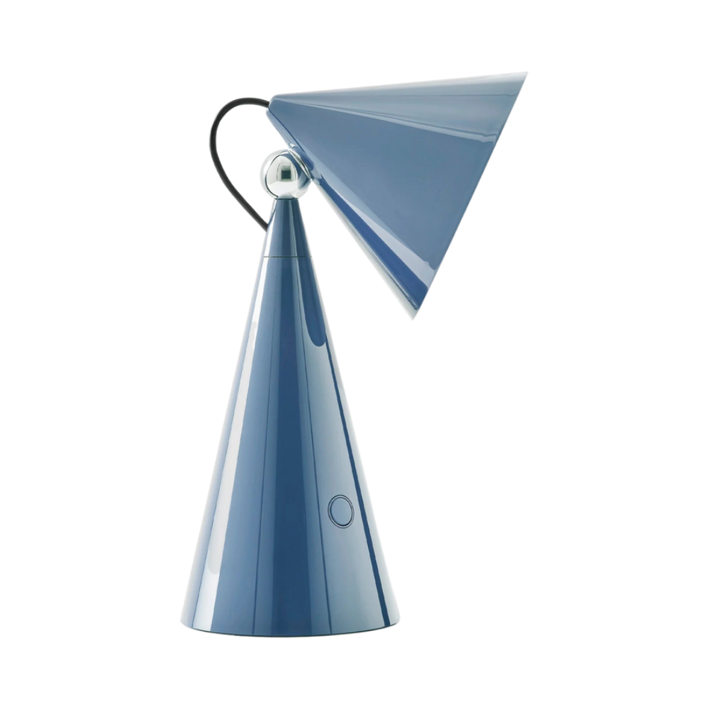 Candeeiro de mesa Pose Portable, de Tom Dixon, com base e quebra-luz em policarbonato, €252, Area